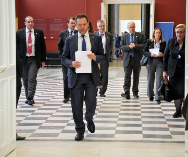 Στουρνάρας: Εξετάζεται το ενδεχόμενο εξόδου στις αγορές