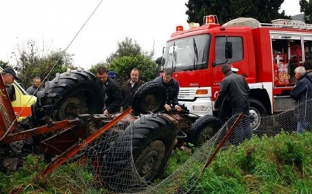 Τρακτέρ έπεσε πάνω σε αγροτικό αυτοκίνητο