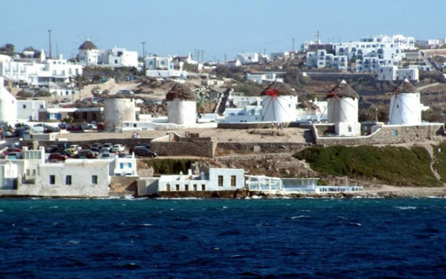 Έβαλαν μπροστά τις μπουλντόζες στη Μύκονο