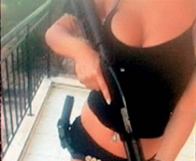 Η Χρυσαυγίτισσα «Λάρα Κροφτ» - Καυτό σορτσάκι, όπλα και μαύρο χρώμα