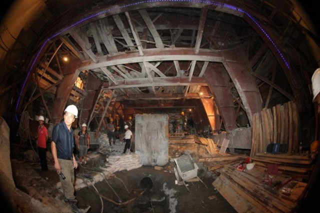 Εργάτες παρέμειναν παγιδευμένοι για 80 ώρες