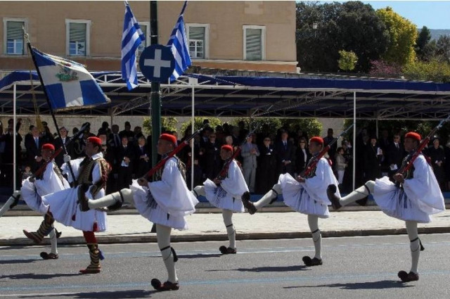 Στην Κίνα τους λατρεύουν: Η εικόνα των Ευζώνων που τρέλανε τα social