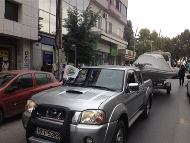 Κρήτη: Σκάφη βγήκαν… στη στεριά ενάντια στα χημικά