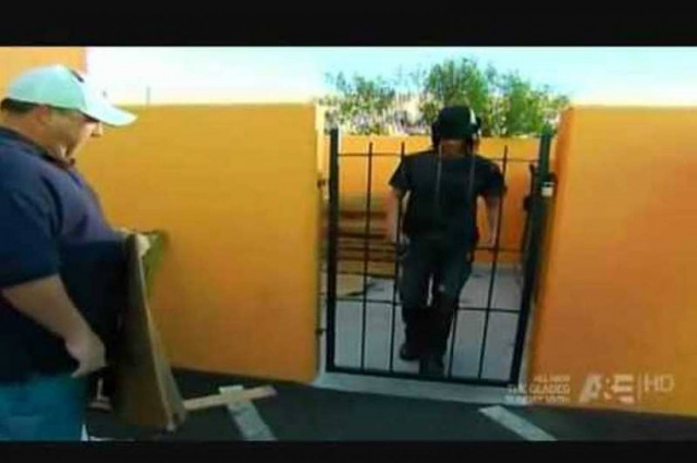 Έλληνας μάγος περνάει ανάμεσα από πόρτα on camera (video)