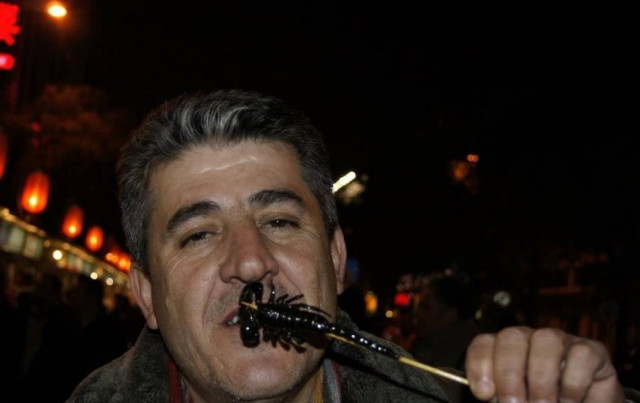 Αυτός είναι ο Πατρινός που τρώει… σκορπιούς–Τρελαίνει τα social media