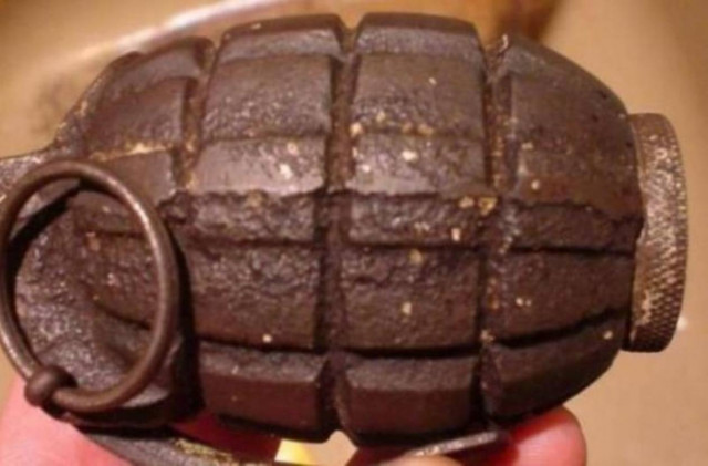 Με τι συνδέουν τη χειροβομβίδα που βρέθηκε σε σπίτι στη Νέα Πέραμο