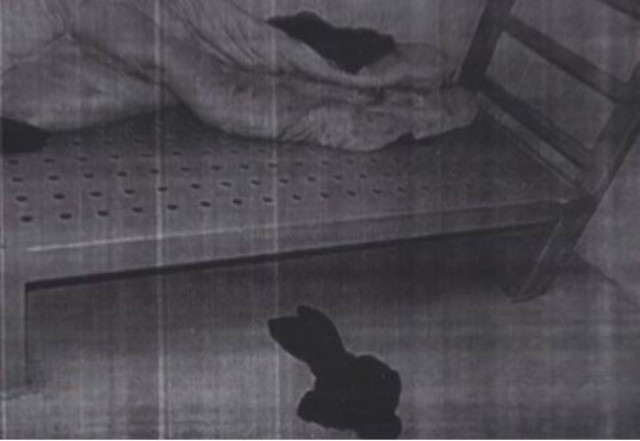 ΣΟΚΑΡΙΣΤΙΚΕΣ ΕΙΚΟΝΕΣ: Το κελί που ξυλοκοπήθηκε μέχρι θανάτου ο Καρέλι