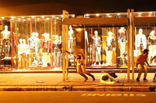 Απίστευτη φάρσα με ελεύθερο σκοπευτή σε στάση λεωφορείου (Video)