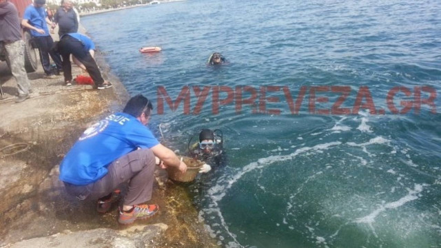 Πρέβεζα: Δείτε τι βρήκαν οι δύτες στο βυθό του λιμανιού (pics+vids)