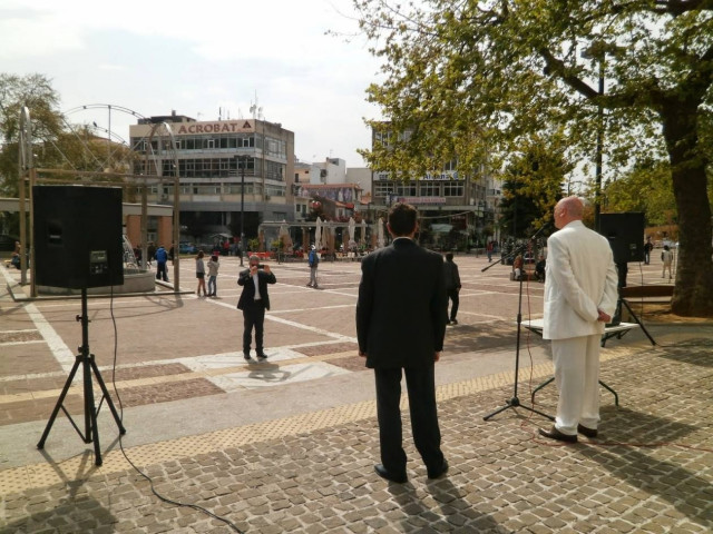 Ξάνθη: Προεκλογική ομιλία προέδρου κόμματος με ... έναν οπαδό (vid)!