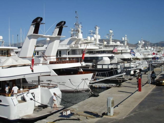 Εισροή υδάτων σε θαλαμηγό στο Φλοίσβο