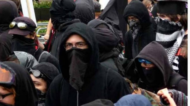 Συγκέντρωση αντιεξουσιαστών στα δικαστήρια Λάρισας