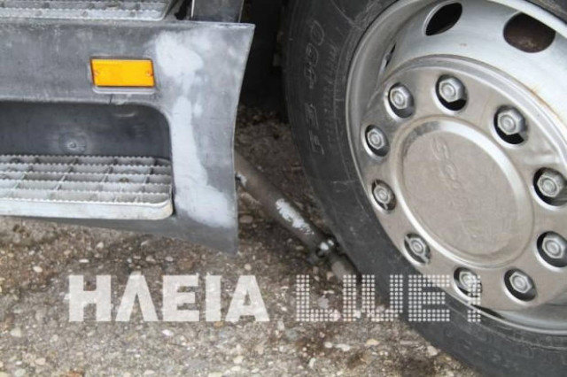 Πύργος: Νταλίκα μπήκε σε αυλή σπιτιού (pics)