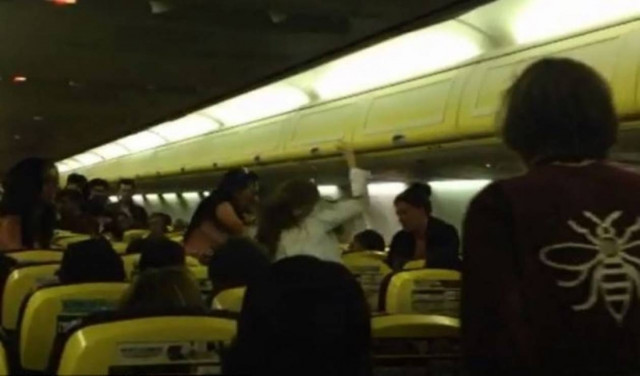 Νύφη γρονθοκοπεί την παράνυφό της στα 30.000 πόδια! (video+photos)