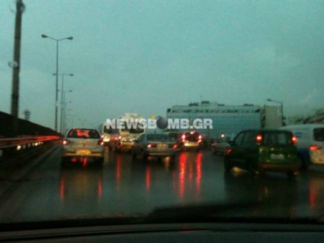 ΤΩΡΑ: Κυκλοφοριακό χάος στην Αθήνα λόγω βροχής