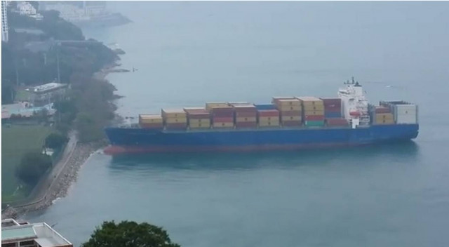 Κοντέινερ «παρκάρει» σε γήπεδο! (βίντεο)