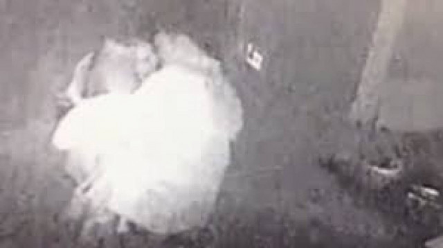 Σκάνδαλο: Παντρεμένος πολιτικός σε τρυφερό τετ-α-τετ με νεαρή υπάλληλο