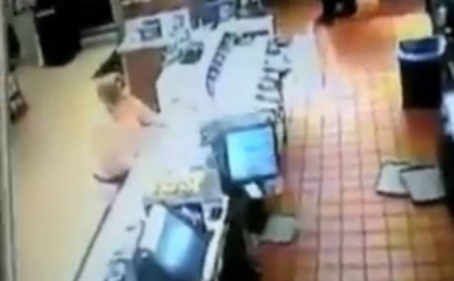 Βίντεο: Έβγαλε το σουτιέν της και τα έσπασε όλα επειδή ήθελε...