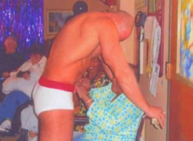 Όργιο σε... γηροκομείο - Προσέλαβαν στρίπερ για τις ηλικιωμένες