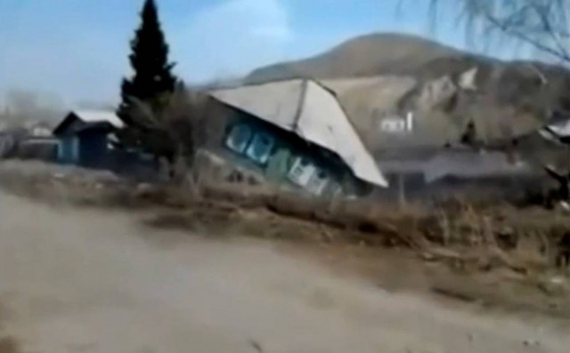 Άνοιξε η γη και κατάπιε το σπίτι τους! (βίντεο)