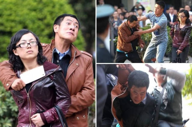 Εικόνα που σοκάρει: Την έπιασε όμηρο και έβαλε μπαλτά στο λαιμό της