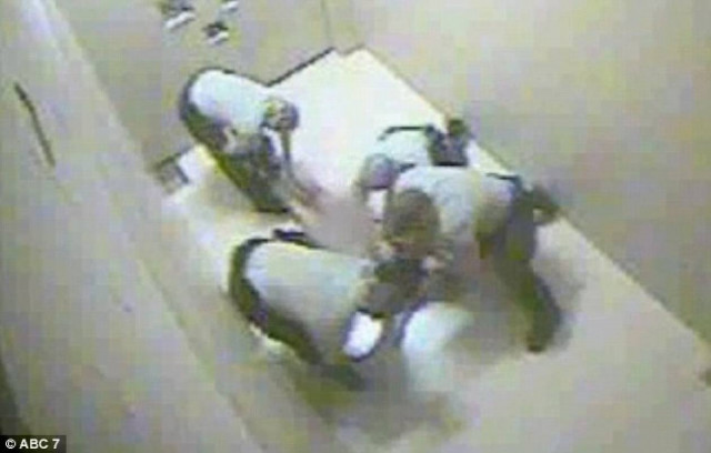 Αστυνομικοί την πέταξαν γυμνή στο κελί! (video+photos)