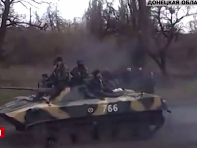 Κάτοικοι προσπαθούν να εμποδίσουν τεθωρακισμένα φωνάζοντας «ντροπή»