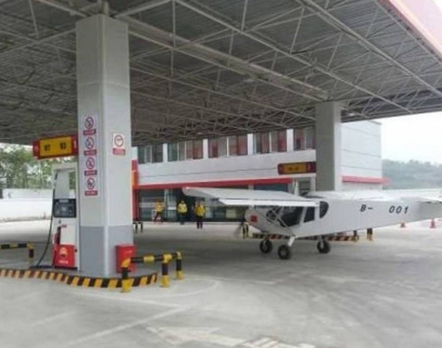 Μονοπλάνο προσγειώθηκε σε αυτοκινητόδρομο και «φούλαρε» σε βενζινάδικο