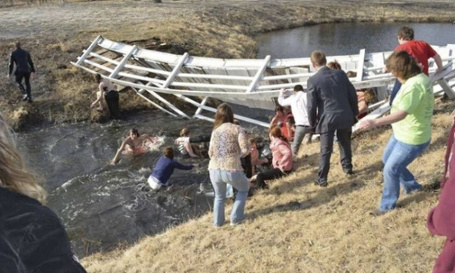 Η αναμνηστική φωτογραφία κατέληξε σε... καταστροφή!