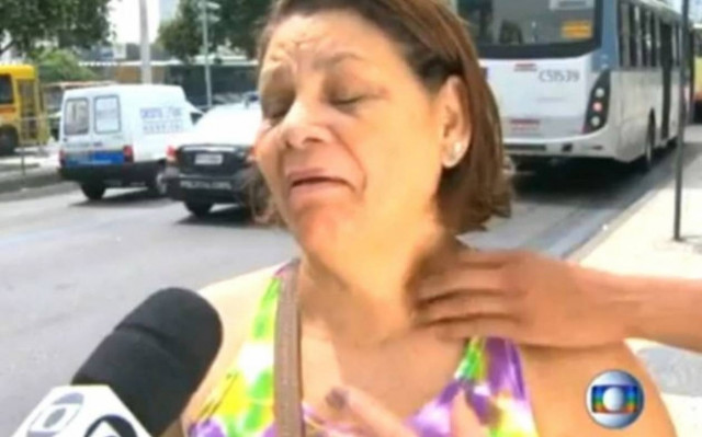 Βίντεο: Την ώρα που έδινε συνέντευξη εμφανίστηκε ένα χέρι και...