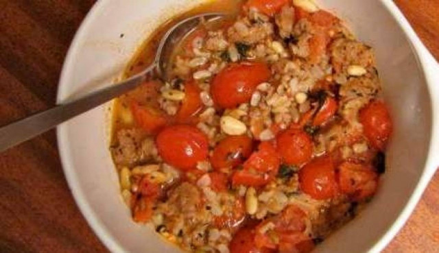 Ρεβίθια στο φούρνο με βασιλικό και λιαστή ντομάτα