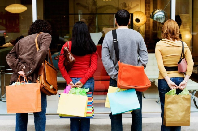 Σε ισχύ από σήμερα το εορταστικό ωράριο των καταστημάτων