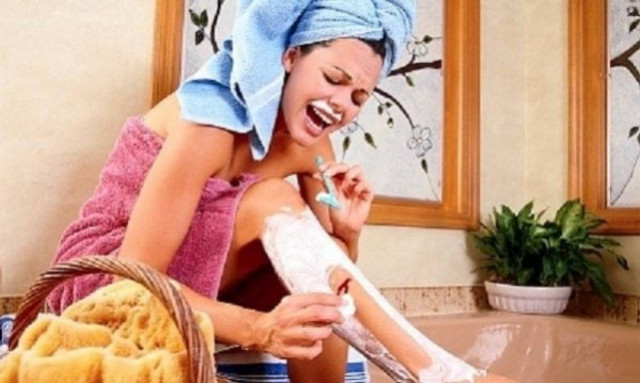 Η έφηβη κόρη μου θέλει να ξυρίσει τα πόδια της. Να την αφήσω;