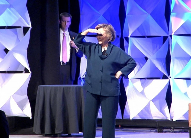 ΗΠΑ: Γυναίκα εκτόξευσε παπούτσι στη Χίλαρι Κλίντον!