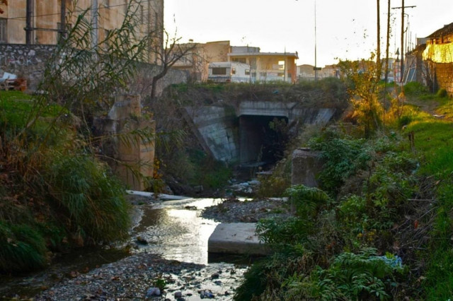 Tραγική κατάσταση στις εκβολές του χειμάρρου του Δενδροποτάμου
