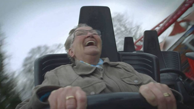 78χρονη γιαγιά ανεβαίνει για πρώτη φορά σε roller coaster (video)
