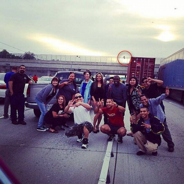 Έβγαζαν αναμνηστική φωτογραφία και πίσω κάποιος... αυτοκτονούσε!