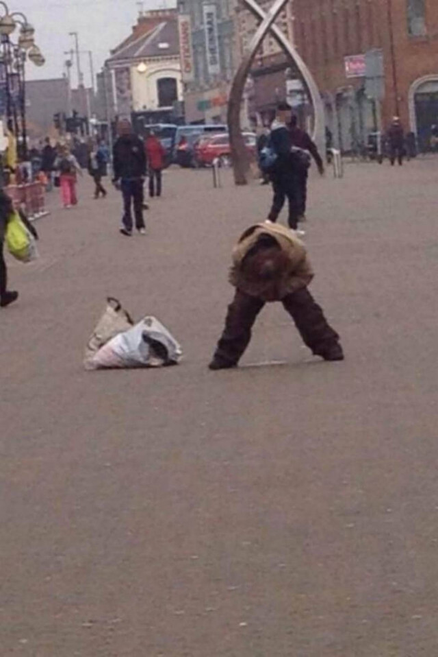Γυναίκα ουρεί στη μέση του δρόμου!