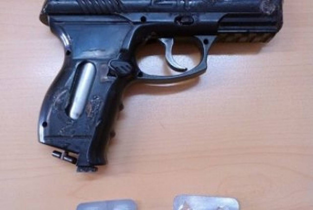 Αίγιο: Σύλληψη 30χρονου για παράνομη οπλοκατοχή και ναρκωτικά χάπια