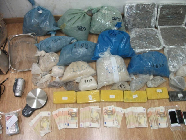 Βρέθηκαν 60 κιλά ηρωίνης θαμμένα στον Ασπρόπυργο (pics+vid)