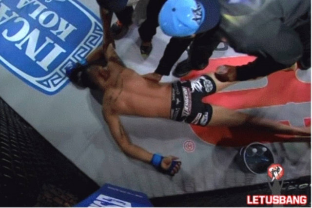 Εγκληματικό: Αθλητής λιποθυμάει και δεν διακόπτουν τον αγώνα (vid)