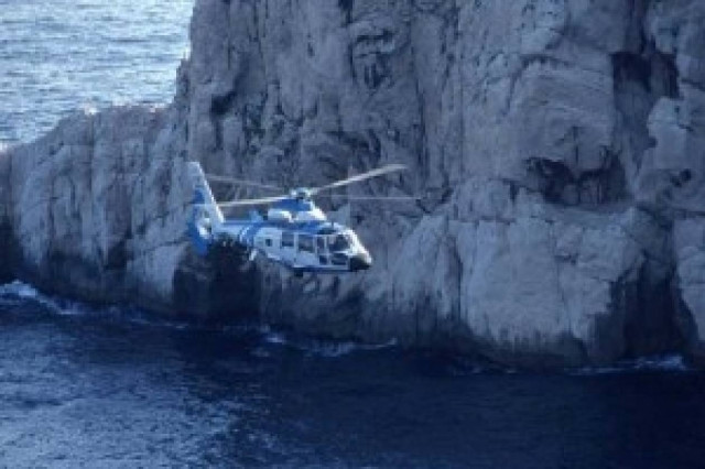 Μεγάλη επιχείρηση διάσωσης ψαρά που εγκλωβίστηκε σε βράχια