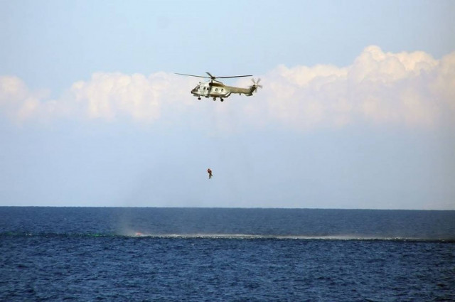 Ιτέα: Επιχείρηση σε εξέλιξη - Ανεβάζουν από τα βράχια τον ψαρά
