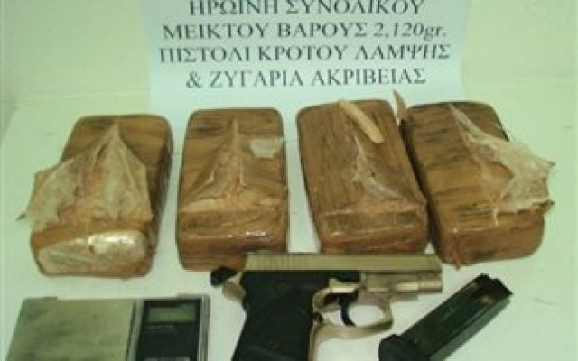 Πάνω από δυο κιλά ηρωίνης σε υπαίθριο χώρο στα Εξαμίλια Κορινθίας