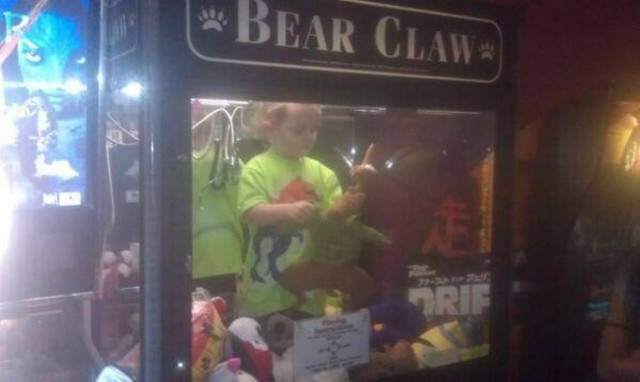 Αγνοούμενο αγοράκι βρέθηκε μέσα σε ηλεκτρονικό μηχάνημα! (vid+phs)