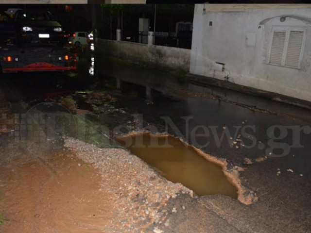 Χανιά: Έσπασε αγωγός του νερού και υποχώρησε το οδόστρωμα (pics)