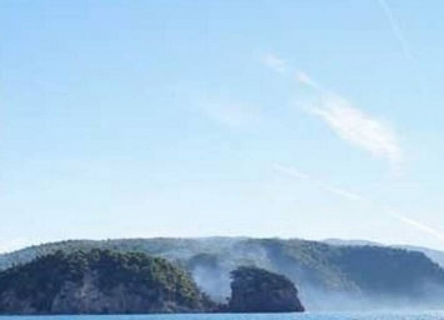 Πρέβεζα: Επιχείρηση απεγκλωβισμού 3 ατόμων λόγω θαλασσοταραχής