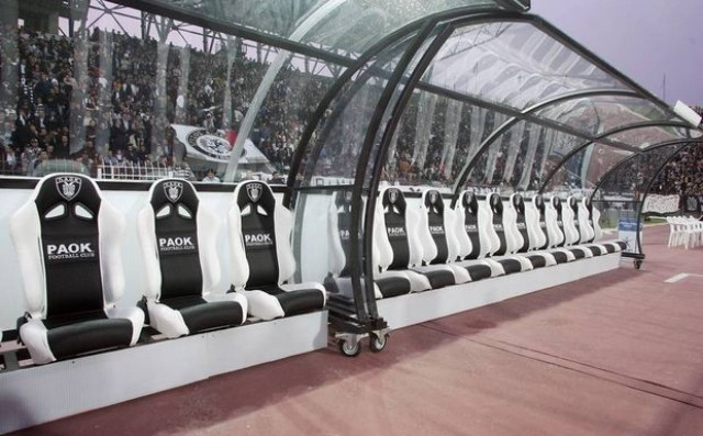 ΤΩΡΑ:Ρίξανε ψάρια στον πάγκο του Ολυμπιακού - Στα αποδυτήρια οι ομάδες