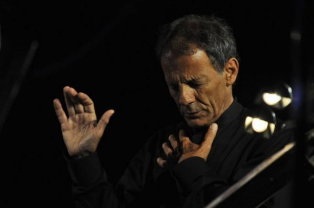 Υπό τους ήχους Ξαρχάκου