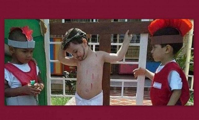 Έβαλαν παιδιά να παραστήσουν τον Ιησού στον Σταυρό